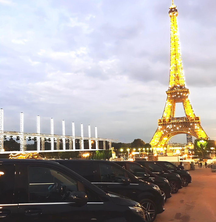 la tour eiffel avec des voitures noires